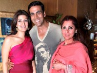 Akshay kumar with wife twinkle khanna and mother in-law dimple khanna