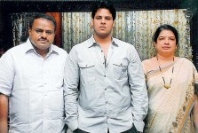 Anitha kumaraswamy with husband hd kumaraswamy and son nikhil gowda