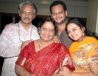 Apoorva kasaravalli with family: Father Girish Kasaravalli, mother Vaishali Kasaravalli and sister Apoorva Kasaravalli