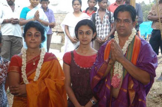 Tamil Film Actor Arjun Family Photos Gallery He has a huge fan following in south indian cinema which is now gradually increasing all over india. pauor elliottsblog info
