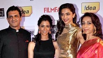 Deepika padukone family photo: with parents and sister