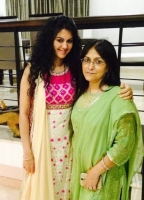 Kamna jethmalani with her mother divya