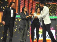 Manoshi nath and rushi sharma receive the best costumes award for the film 'shanghai' from sharukh khan and saif ali khan