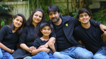 Meka srikanth family: wife ooha, sons roshan & rohan with daughter medha