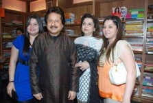 Pankaj udhas family: wife farida and daughters nayaab and reva