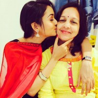 Shanvi srivastava with her mother meena