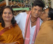 Shiva rajkumar with wife geetha and mother parvathamma