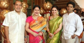 Tamil actors vijayakumar and manjula family photo