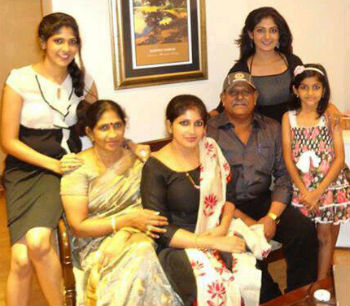 Yagna Shetty family in kuwait: father umesh, mother jayanti shetty & others