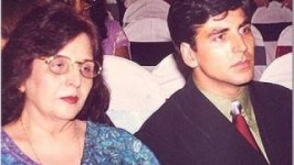 Akshay kumar with his mother