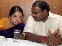 Anitha kumaraswamy with husband hd kumaraswamy in discussion