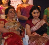 Anu prabhakar with mother Gayathri Prabhakar