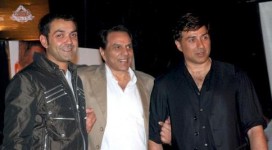 Dharmendra with his sons bobby deol and sunny deol