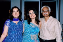Divya palat with her parents