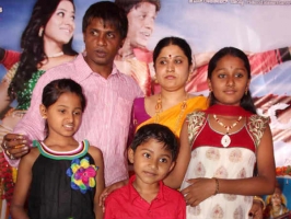 Duniya vijay family photo: with wife nagarathna and children