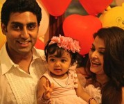 Family picture of aaradhya bachchan with father abhishek and mother aishwarya rai on her first birthday on 16 november, 2012. aradhya has started resembling her mother aishwarya.