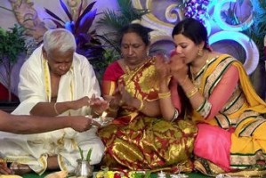Geetha madhuri with her parents
