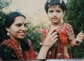Hamsa nandini childhood photo with her mother