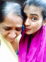 Hebah patel with her mother