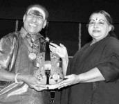 Kunnakudi vaidyanathan receiving an award from Jayalalitha