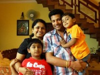Madhu balakrishnan family picture: with wife Viditha and children
