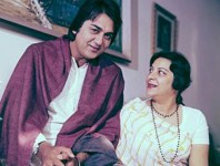 Nargis and sunil dutt in house