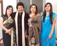 Pankaj udhas family: wife farida and daughters nayaab and reva