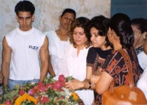 Priya tendulkar's funeral attended by her family and friends