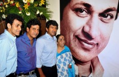Puneeth rajkumar and brothers in front of their father's picture