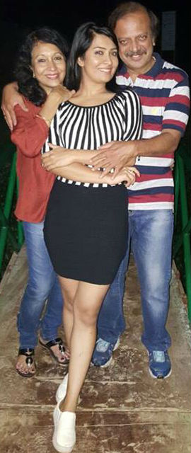radhika pandit with parents- mother mangala, father krishnaprasad