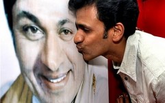 Raghavendra rajkumar kissing his dad's photo