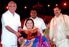 Sangeeta katti receiving karnataka rajotsava award in 2006 from cm & deputy cm