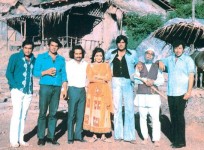 Sholay 1975 movie rare pic from on the sets. we can see amitabh bachchan and dharmendra in photo.