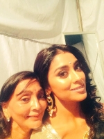 Shriya saran with her mother