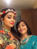 Shriya saran with her mother