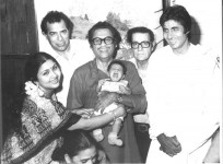 Singer kishore kumar family with legendary bollywood actor amitab bachchan.