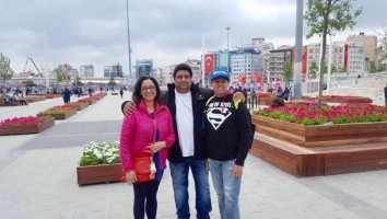 Smeep kang family, wife and son
