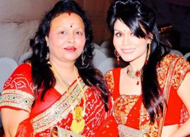 Sonu kakkar with mother niti kakkar