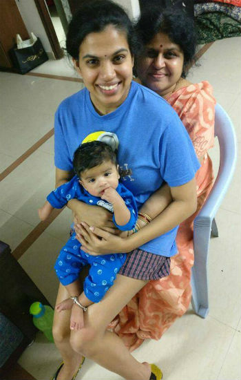 Sravana Bhargavi family: With Mother & daughter